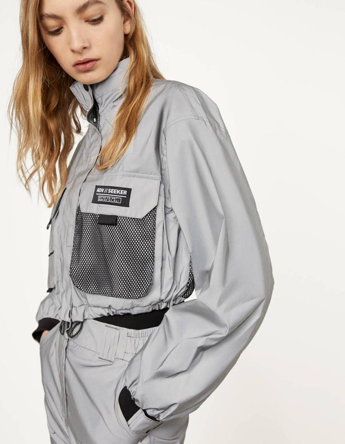 Cazadora corta en tejido reflectante, de Bershka (25,99 euros).