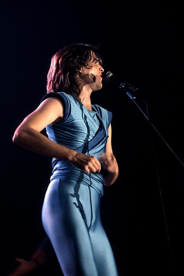 Un Miguel Bosé jovencísimo, con sus arriesgados looks de bailarín moderno.