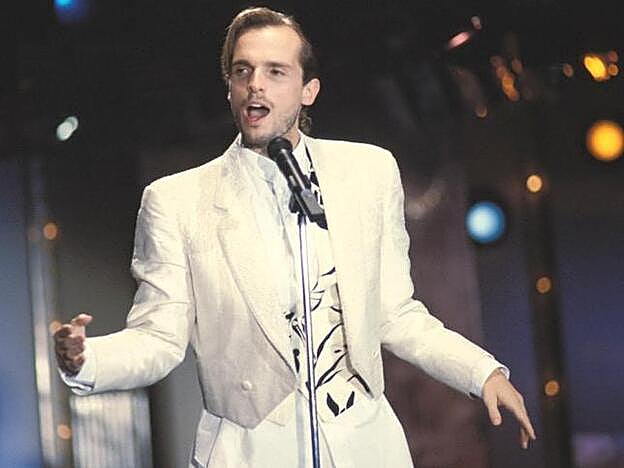 En los 80, las hombreras y las toreras irrumperon en los looks de Miguel Bosé.