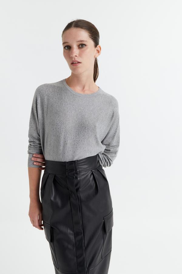 Jersey de punto con manga francesa y aplicaciones de strass, de Sfera (19,99 euros).