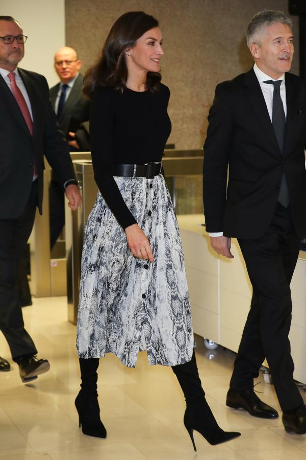 Sin duda,  una de las prendas favoritas de la Reina Letizia es esta falda midi  abotonada con estampado de serpiente. Con jersey de cuello alto y botas 'over the knee' le sienta de maravilla, y la ha amortizado con creces, ya que la ha lucido en varias ocasiones y su precio era un auténtico chollo: 12.99 euros en rebajas.