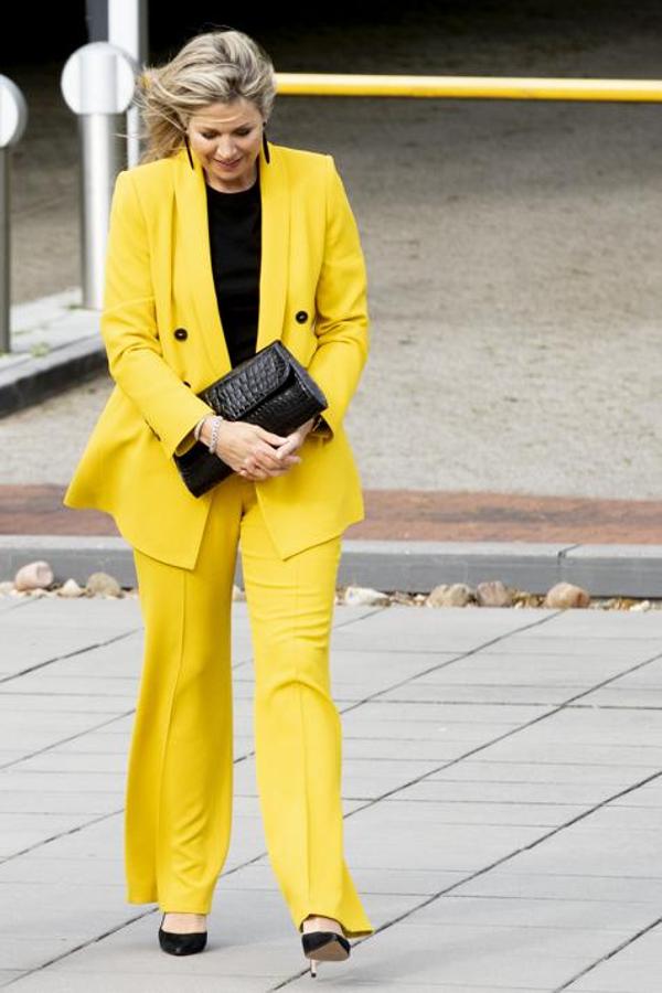 Uno de los looks virales de Zara de la pasada temporada fue este traje amarillo, que lucieron desde  Vicky Martín Berrocal  a  Máxima de Holanda .