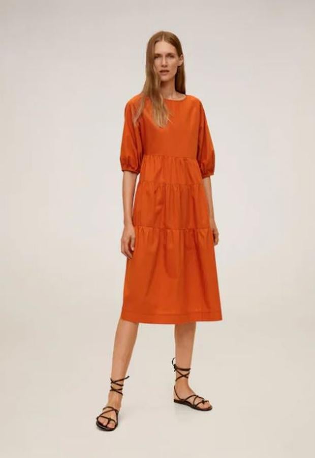 El naranja lleva un par de temporadas pisando con fuerza, y este vestido midi de Mango conseguirá, además, que parezcas más morena cuando termine el verano.