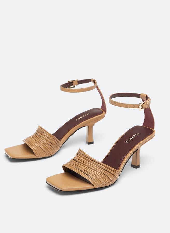 Las sandalias todoterreno también tienen cabida en estos summer prices especial de Uterqüe. Igual te las puedes poner para ir a la oficina que para una cena especial. Cuestan 62,30 en las rebajas de Uterqüe.