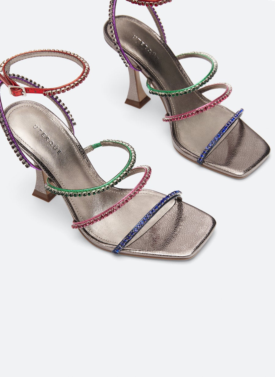 Los mejores looks de noche con estas sandalias strass multicolor rebajas de Uterqüe. (69,30 euros).