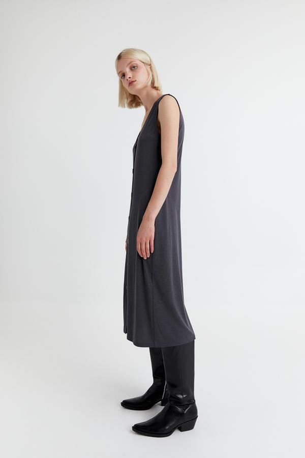 Vestido midi de algodón con botones delanteros, de Sfera (19,99 euros).