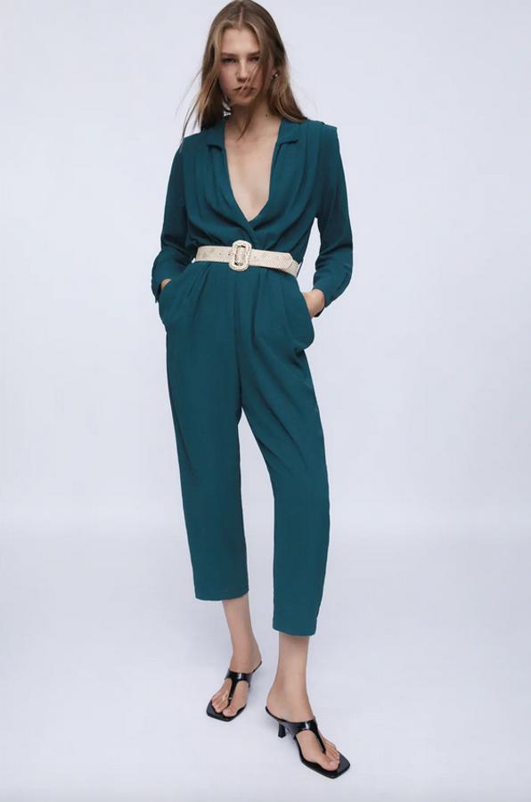 Cuello de solapa con escote de pico profundo para este mono largo de Zara en verde azulado. Tiene la cintura elástica, bolsillos delanteros y detalle de cinturón a contraste en color beige. Cuesta 39,95 euros y está disponible entre las tallas XS y XL.