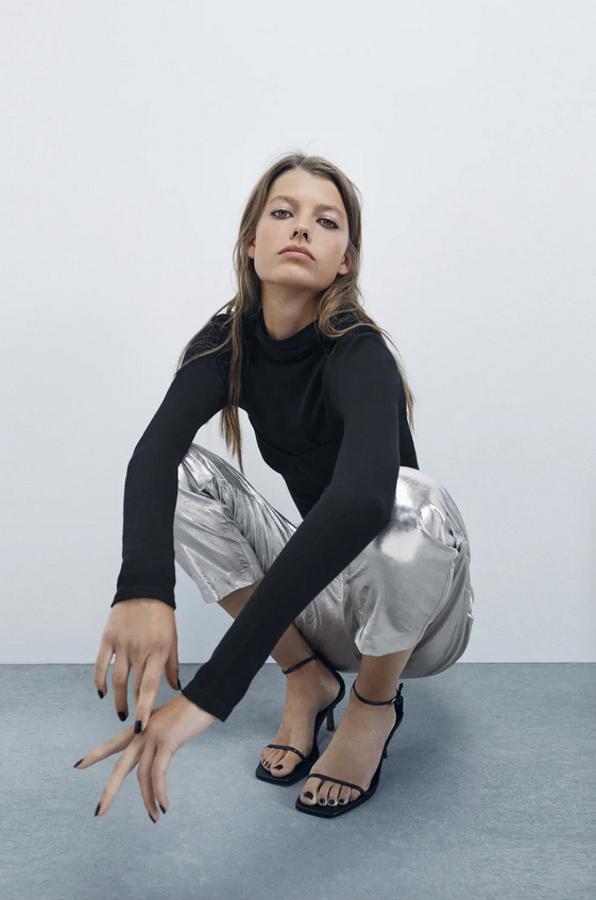 Tiro alto con cintura elástica para este pantalón jogger con acabado metalizado en color plata, bolsillos laterales y falso bolsillo de vivo en la espalda. Tiene un precio de 29,95 euros y está disponible entre las tallas XS y XL.