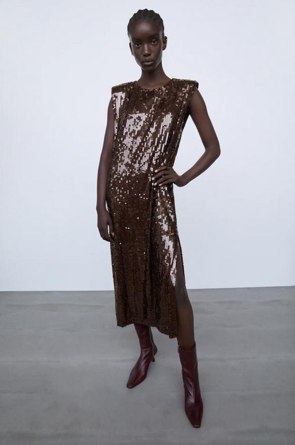 Las lentejuelas no pueden faltar en una colección de fiesta y las pone este vestido marrón de lentejuelas con cuello redondo y manga sisa con hombreras. El bajo tiene abertura lateral, cuesta 69,95 euros y está disponible en las tallas XS, S y M.