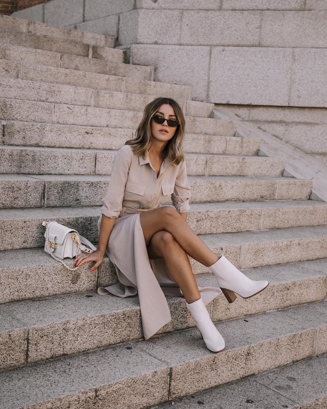 Alexandra Pereira lo tiene claro: los botines blancos van a ser la tendencia favorita del entretiempo. La influencer los ha combinado con un vestido midi y camisero en color beige y un bolso en el mismo tono que el calzado. Si quieres inspirarte en este look, toma nota de todas las botas y botines blancos del low cost que hemos recopilado para ti en las siguientes imágenes.