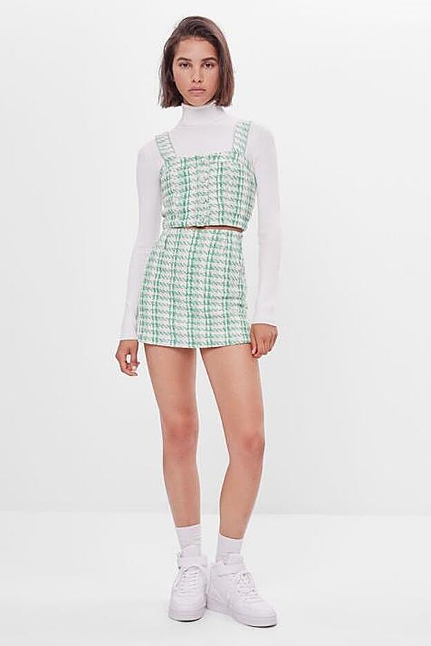 Conjunto de tweed en verde y blanco, de la nueva colección de Bershka.