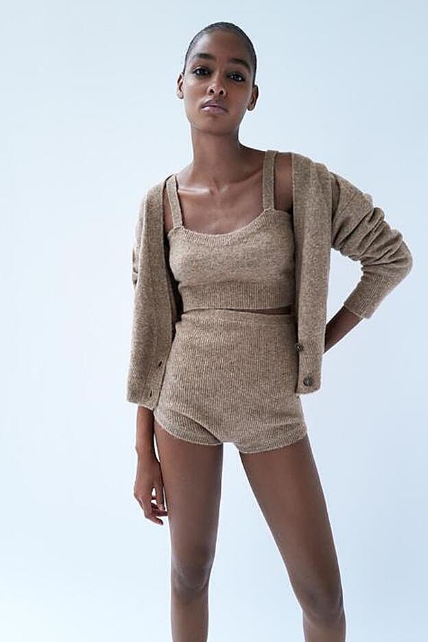 Rebeca, top y short de punto, todo de Zara.