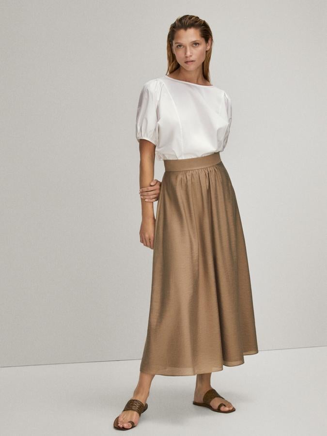 Falda midi de vuelo en color camel, de las rebajas de Massimo Dutti (49,95 euros).