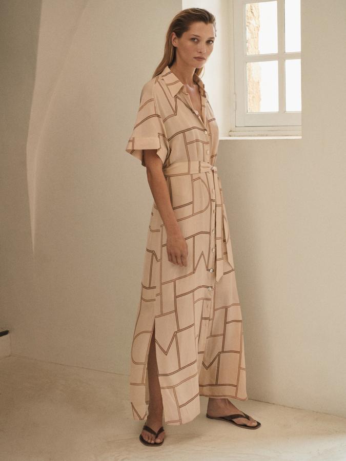 Vestido camisero con estampado geométrico y cinturón del mismo tejido, de las rebajas de Massimo Dutti (69,95 euros).