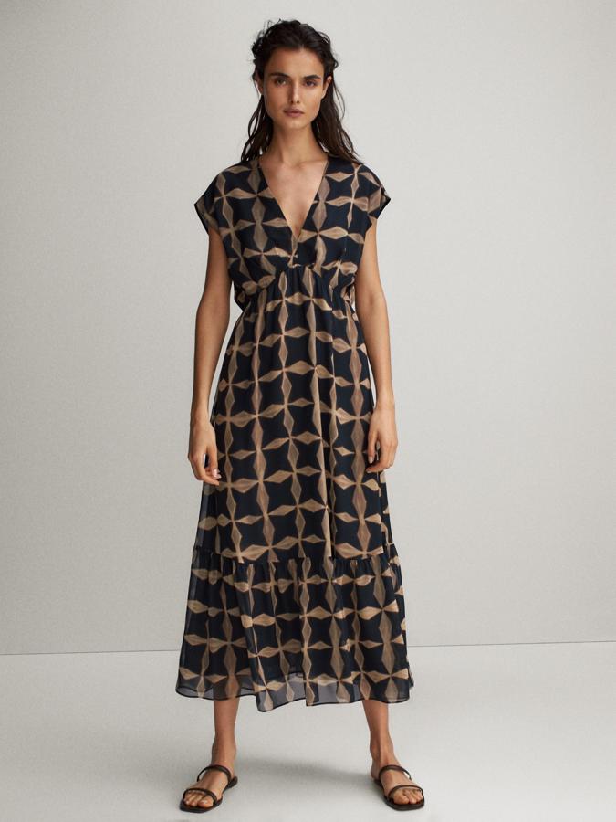 Vestodo de gasa de largo midi con estampado en negro y camel, de las rebajas de Massimo Dutti (69,95 euros).