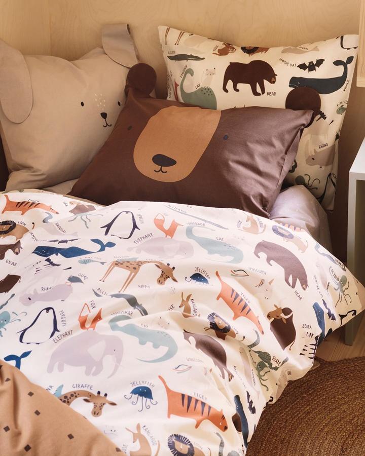 ¿A qué niños no les gustan los animales? Con estos textiles podrán tener su propio zoo en la habitación. Los juegos de edredón y almohadas cuestan desde 22.99 a 27.99 euros,
