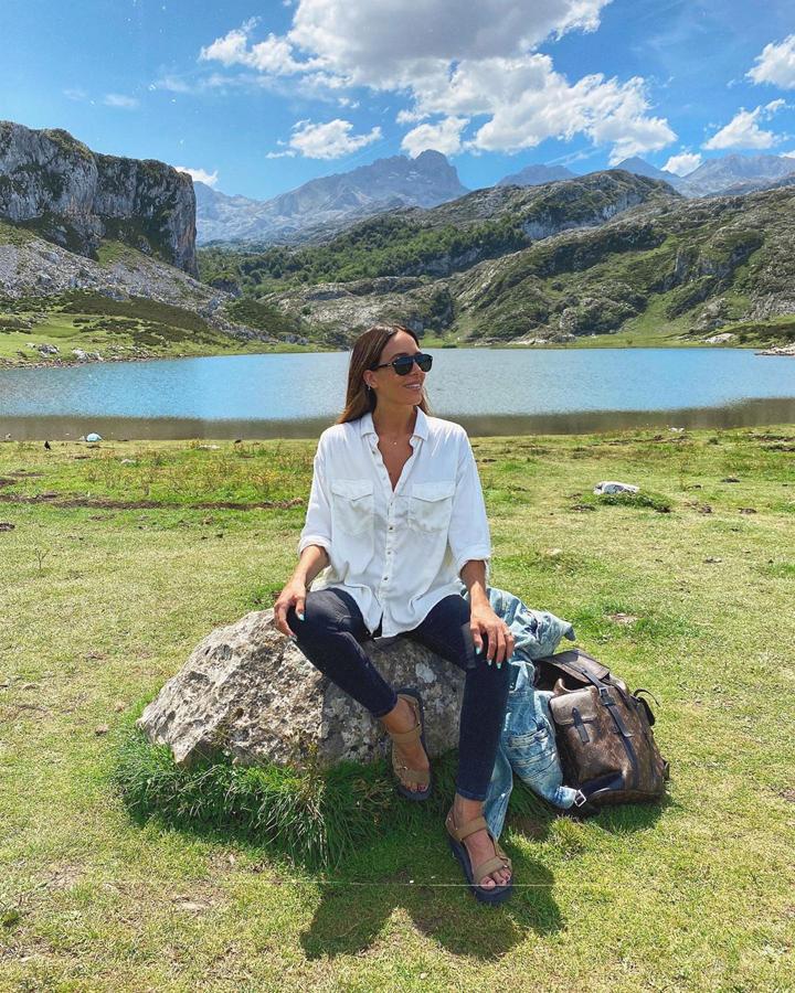 No hay fondo de armario completo sin una camisa blanca y Rocío Osorno lo sabe muy bien. No tiene manual de uso porque sus combinaciones son infinitas.