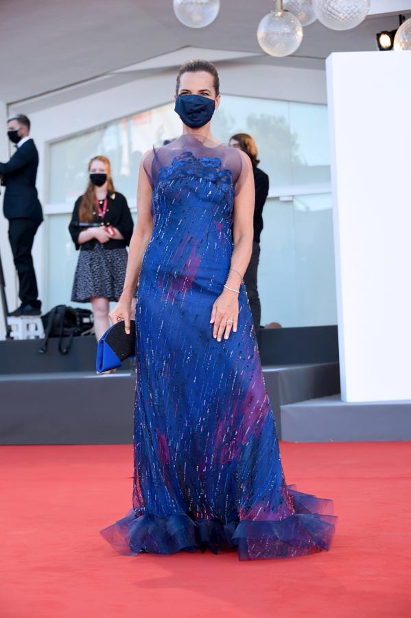 Roberta Armani no dudó en posar ante los medios con la mascarilla puesta. Eso sí, su vestido de tul azul klein no está entre nuestros favoritos de la alfombra roja inaugural.