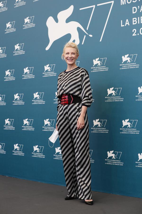 Cate Blanchett, impecable como siempre, con un look black&white.