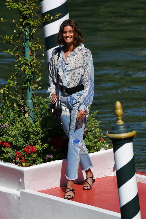 Taylor Hill ha apostado por el total dénim en su primer look de día en el Festival de Venecia.