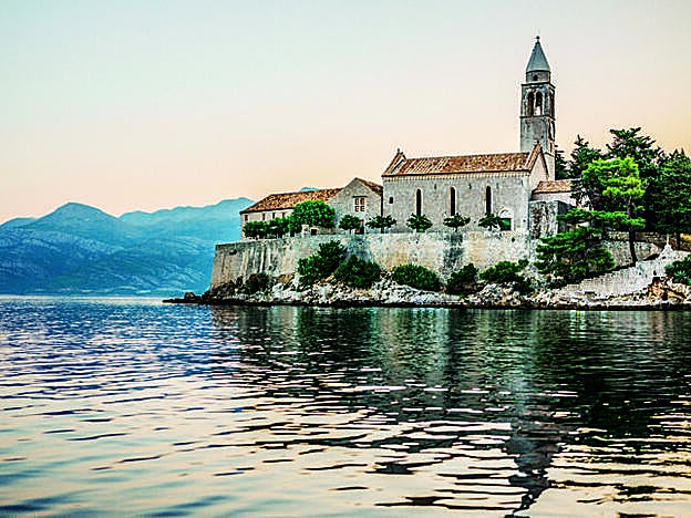 Más info: Isla de Lopud. En verano se alquila para 10 personas. En otoño y primavera, desde 1.400 €, la habitación. (lopud1483.com).