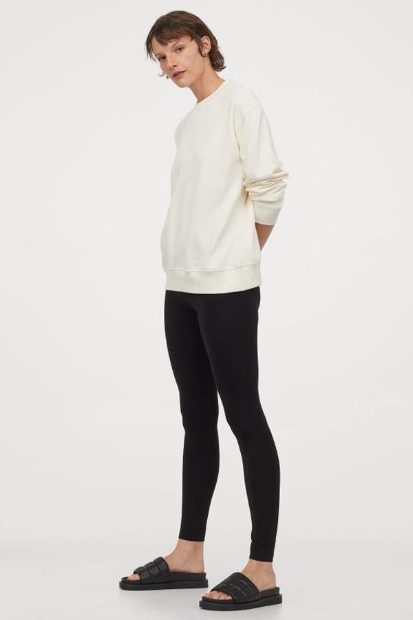 Estos leggings negros de H&M están confeccionados en punto suave de mezcla de algodón orgánico con cintura elástica ancha. Cuesta 9,99 euros y está disponible entre las tallas XXS y XXL.