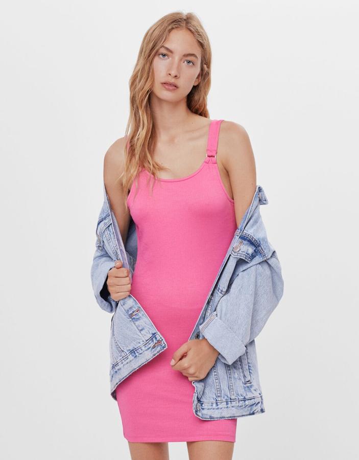 Ideal para el entretiempo, este vestido de espalda descubierta en rosa flúor es de Bershka, viene con tirantes anchos con anilla y es de diseño ajustado. De 12,99 euros ha pasado a 7,79 euros y está disponible entre las tallas XS y L, y en color blanco.