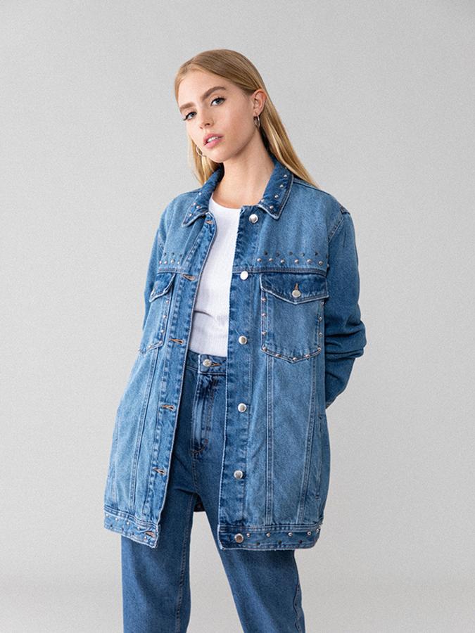 De corte oversize, con bolsillos delanteros, detalle de tachas y en efecto lavado, esta cazadora vaquera tiene un precio de 29,99 euros y está disponible en las tallas S, M y L.