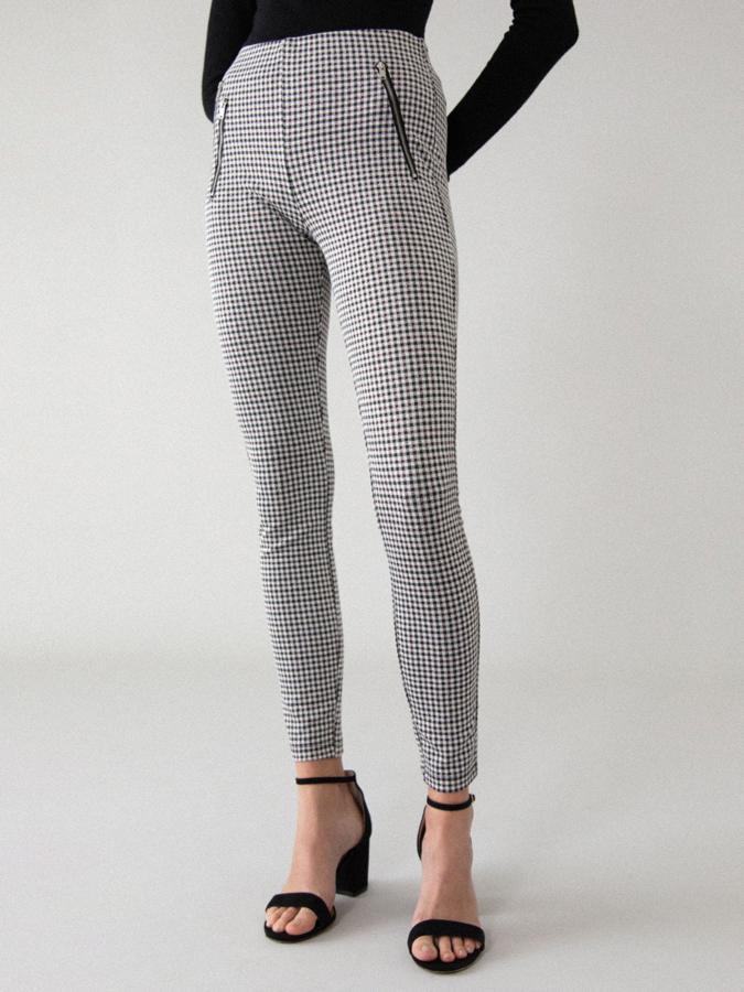 De tiro alto, con estampado de cuadros y detalle de cremalleras delanteras, estos leggings de tejido elástico tienen un precio de 12,99 euros y está disponible entre las tallas S y XL.