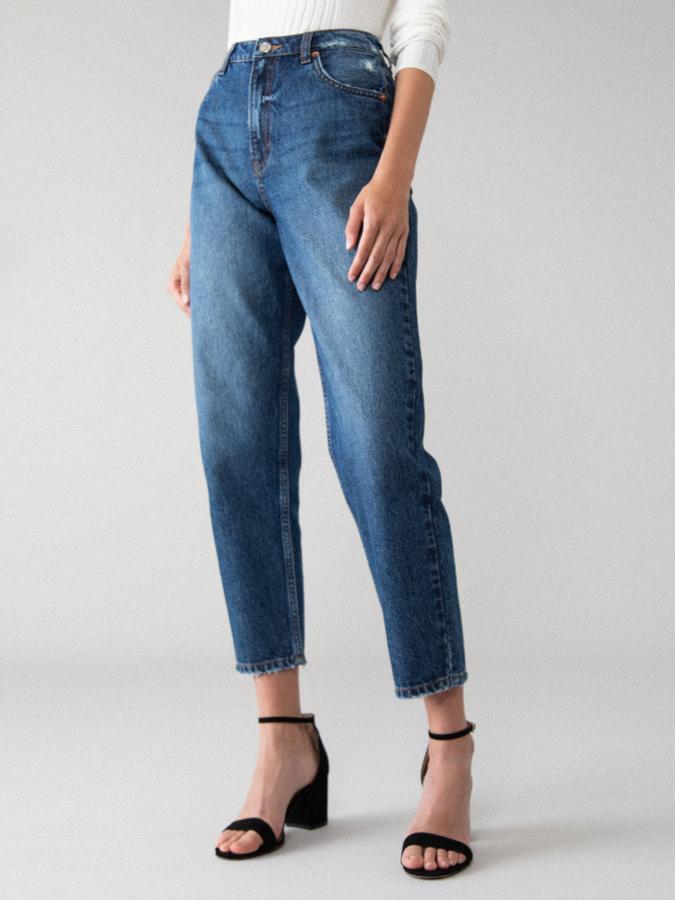 De corte mom, con tiro alto y cinco bolsillos, estos vaqueros disponibles en cinco tonos diferentes podemos encontrarlos entre las tallas 34 y 42 por 19,99 euros.