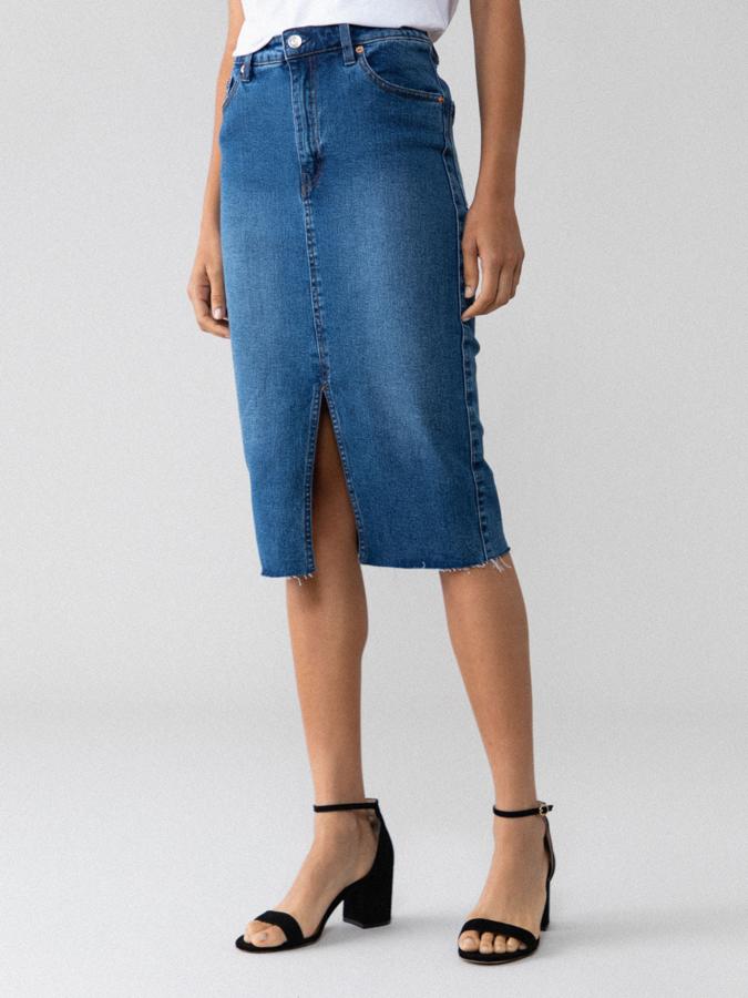 Diseño ajustado con abertura delantera para esta falda vaquera de corte midi con cinco bolsillos. Cuesta 15,99 euros, está disponible en las tallas S, M y L y en azul o en negro.