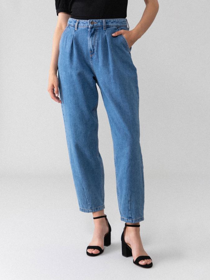 Diseño ancho y tiro alto con pinzas en la parte delantera para estos pantalones vaqueros que tienen un precio de 17,99 euros y está disponible en tres tonos diferentes entre las tallas 34 y 44.