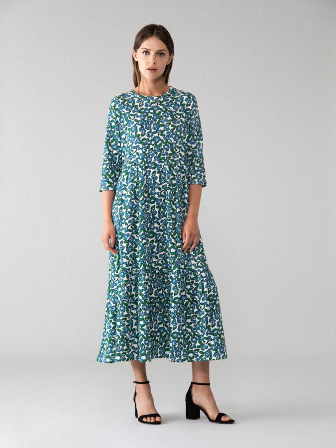 De corte midi y manga tres cuartos, este vestido de tejido elástico tiene diferentes cortes fruncidos para aportarle volumen. Cuesta 14,99 euros y podemos encontrarlo entre las tallas S y XXL en tres estampados diferentes.