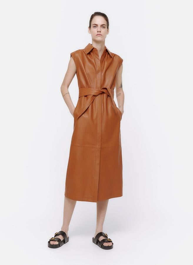 Vestido de piel recto semientallado con cuello camisero y cinturón con pespuntes decorativos, de Uterqüe (259 €).