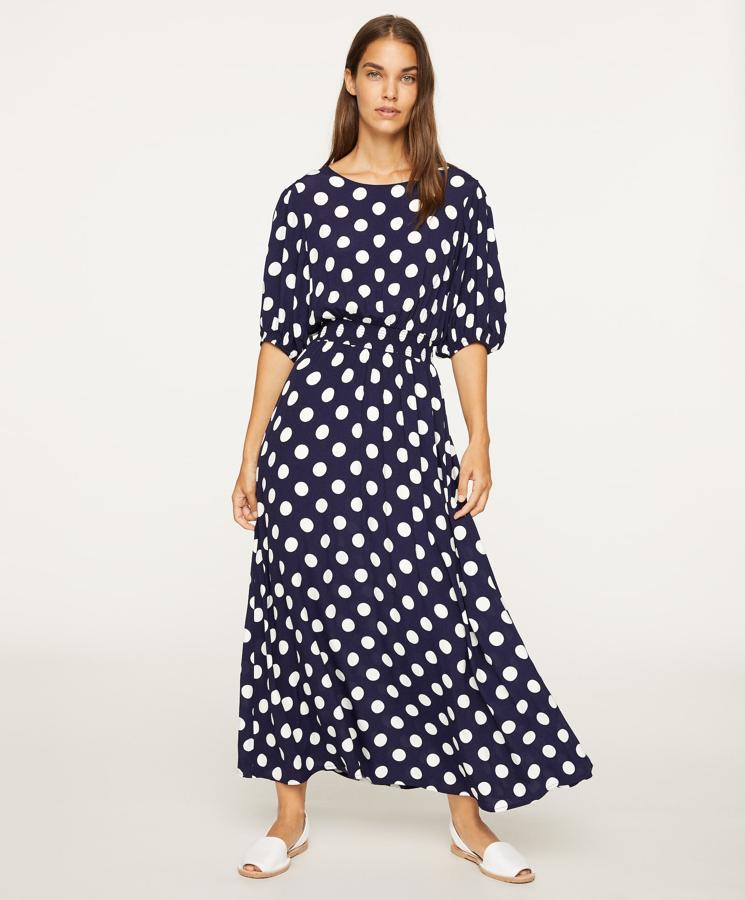 Los lunares vuelven a ser tendencia una temporada más, y este vestido azul con estamado de topos en blanco nos parece una opción súper favorecedora para el entretiempo y el otoño. Su precio rebajado en Oysho: 20.99 euros.
