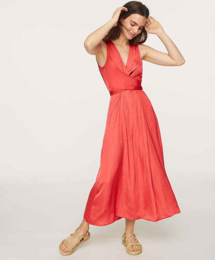 El vestido verde reversionado, en tono coral y con tirante ancho, perfecto para presumir de bronceado con tus últimos looks de verano. También cuesta 25.19 euros.