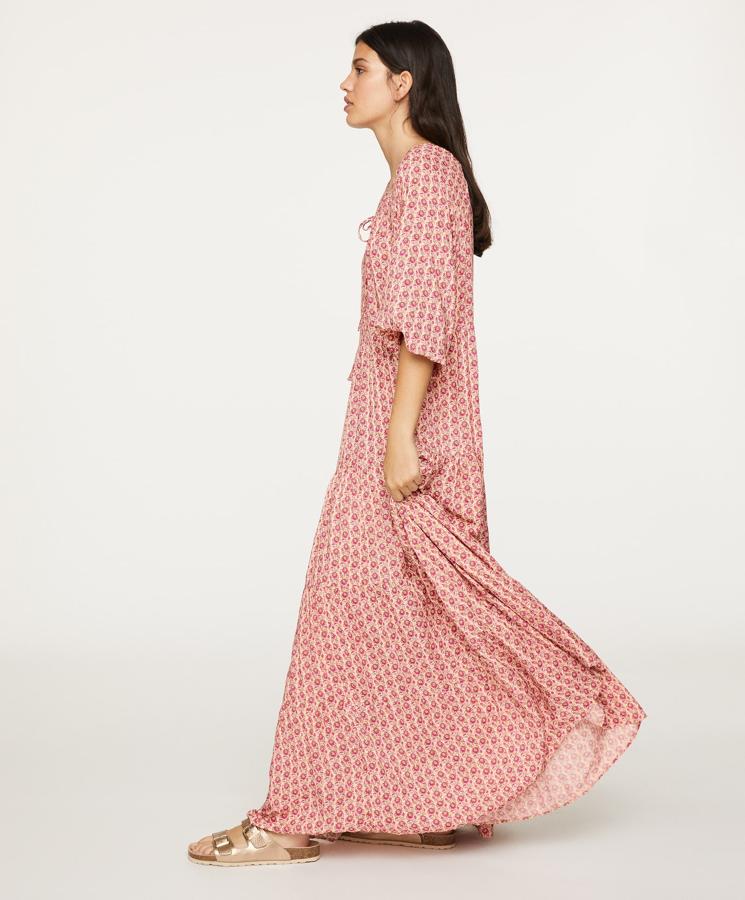 Este maxi vestido boho tipo túnica será tu prenda favorita del entretiempo, para esos días en los que refresque, pero en los que te resistas a despedirte definitivamente del verano. Precio rebajado en Oysho: 45.99 euros.