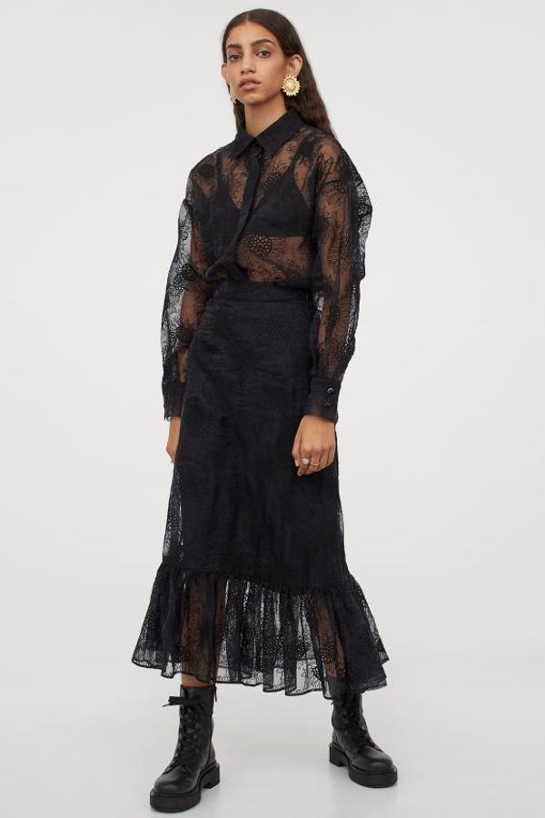 Dentro de la colección de Sandra Mansour para H&M la firma sueca ha incluido esta falda midi en organza vaporosa con bordados de girasol. De talle alto con costura con volante ancho en el bajo, cuesta 39,99 euros y podemos encontrarla únicamente en la talla 32.