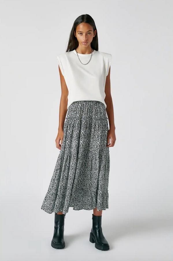 Con diseño de paneles con volumen y confeccionada en viscosa, esta falda midi de Pull&Bear tiene un precio de 22,99 euros y está disponible en las tallas XS, S y M.