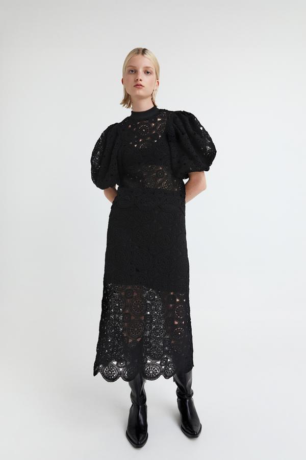 En color negro, confeccionada en macramé, esta falda midi de Sfera con forro hasta la rodilla tiene un precio de 35,99 euros y está disponible en las tallas S y M.