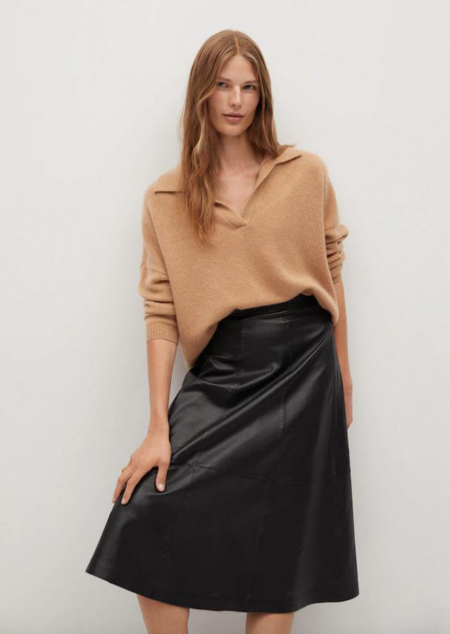 Confeccionada en piel de ovino, con bajo con vuelo y costuras decorativas a lo largo de toda la prenda, esta falda midi de Mango viene con forro interior de piel y tiene un precio de 159,99 euros. Podemos encontrarla entre las tallas XS y XL.