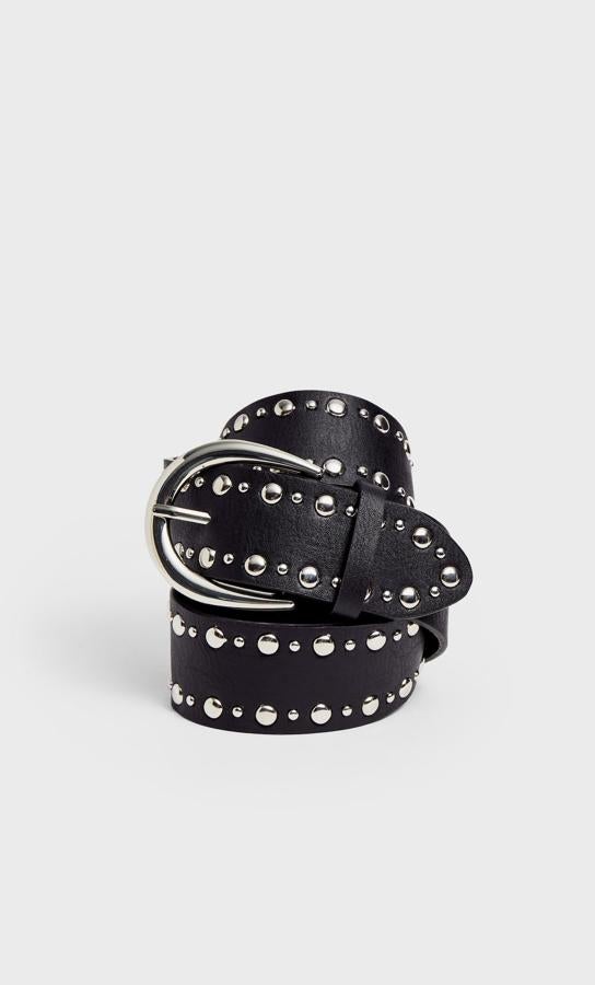 Nunca se tienen suficientes cinturones. Añade otro más a tu colección con este de tachuelas en color negro de las novedades de Stradivarius (7,99 euros).