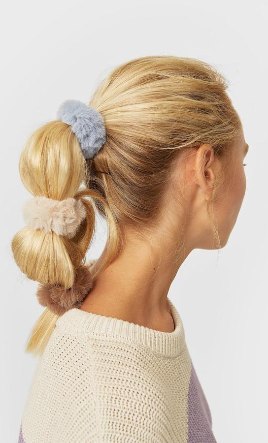 Los peluchitos son adorables, sean en el formato que sean. Y este set de coleteros ya se ha vuelto irresistible para nosotras, no podemos dejar de tocarlos. Pertenecen a la nueva colección de Stradivarius (5,99 euros).