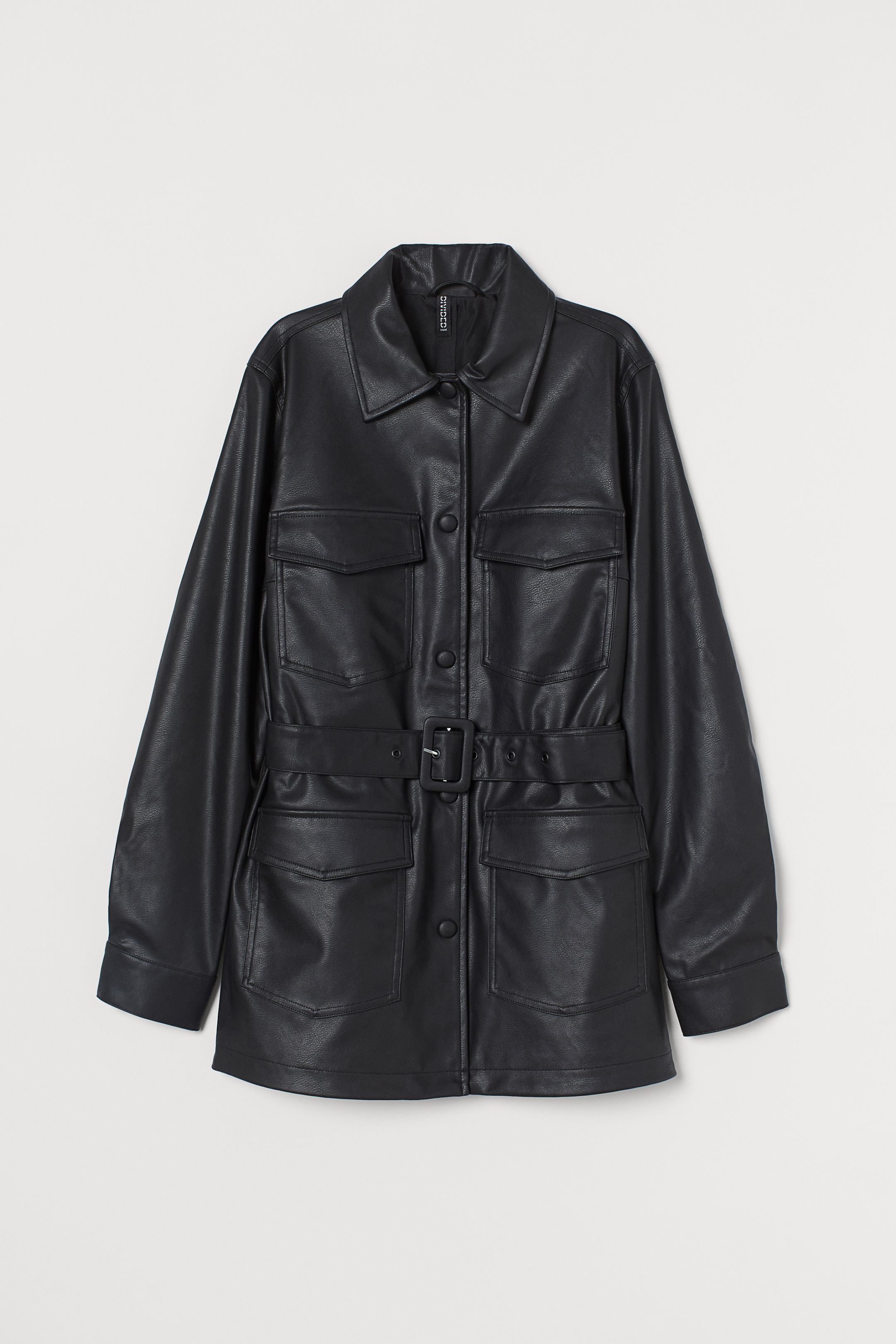 Chaqueta efecto piel con cinturón. (39,99 euros).