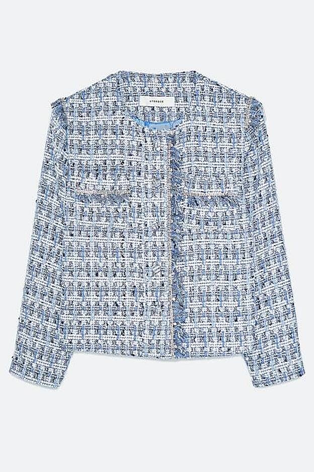 Chaqueta corta de tweed con detalles desflecados, de Uterqüe (159 €).