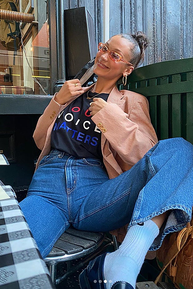 Atención a los mocasines con calcetines blancos de Bella Hadid: magia.