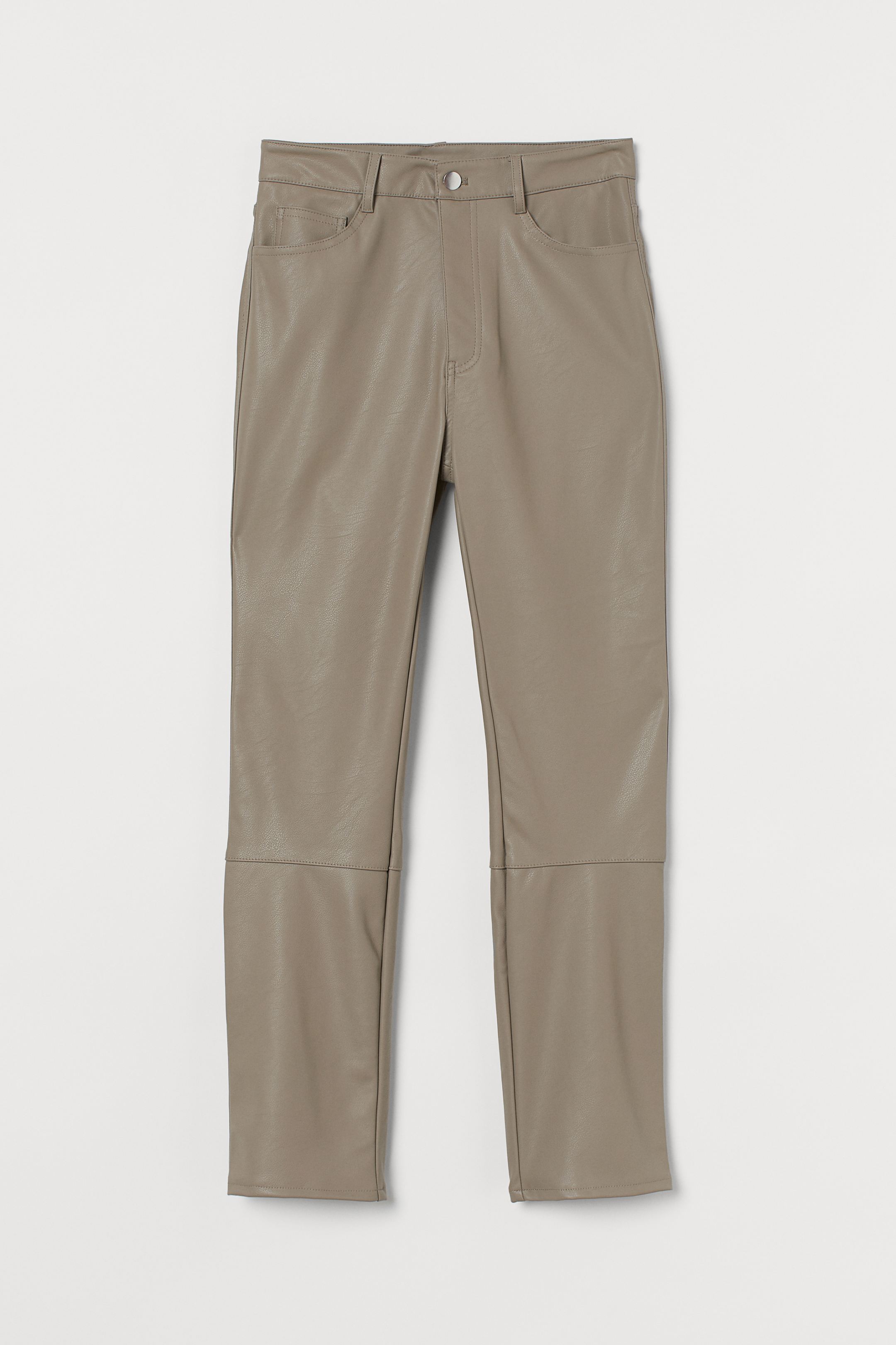 En la misma sintonía, pantalones efecto piel ajustados. Vistos en las novedades de H&M. (24,99 euros).