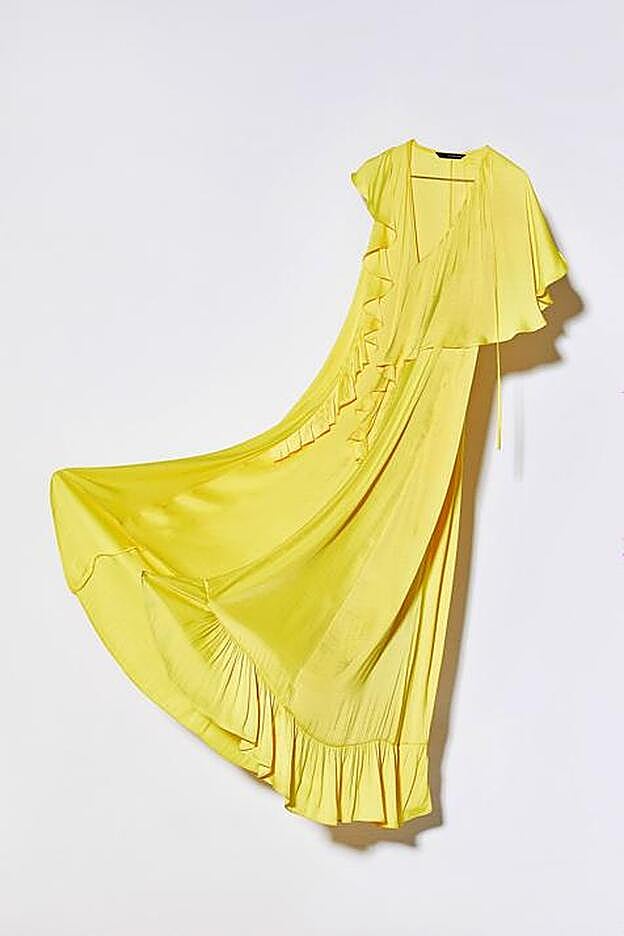 El vestido amarillo de invitada de las rebajas de Sfera costaba 59,99 euros y se ha quedado en 23,95.