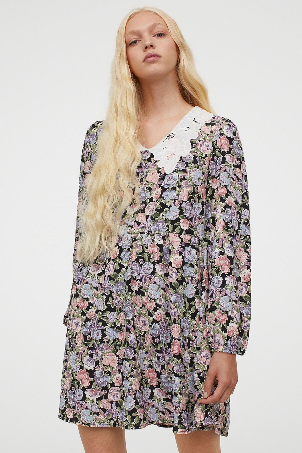 Vestido mini de manga larga con estampado de flores y cuello bobo de encaje de la nueva colección de H&M. (34,99 euros).