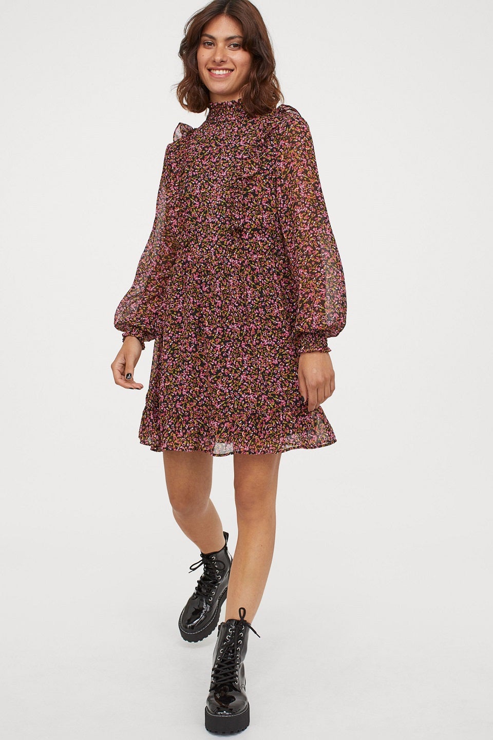 Otra versión de gasa pero en diseño mini con mangas larga y cuello fruncido. De H&M. (24,99 euros).